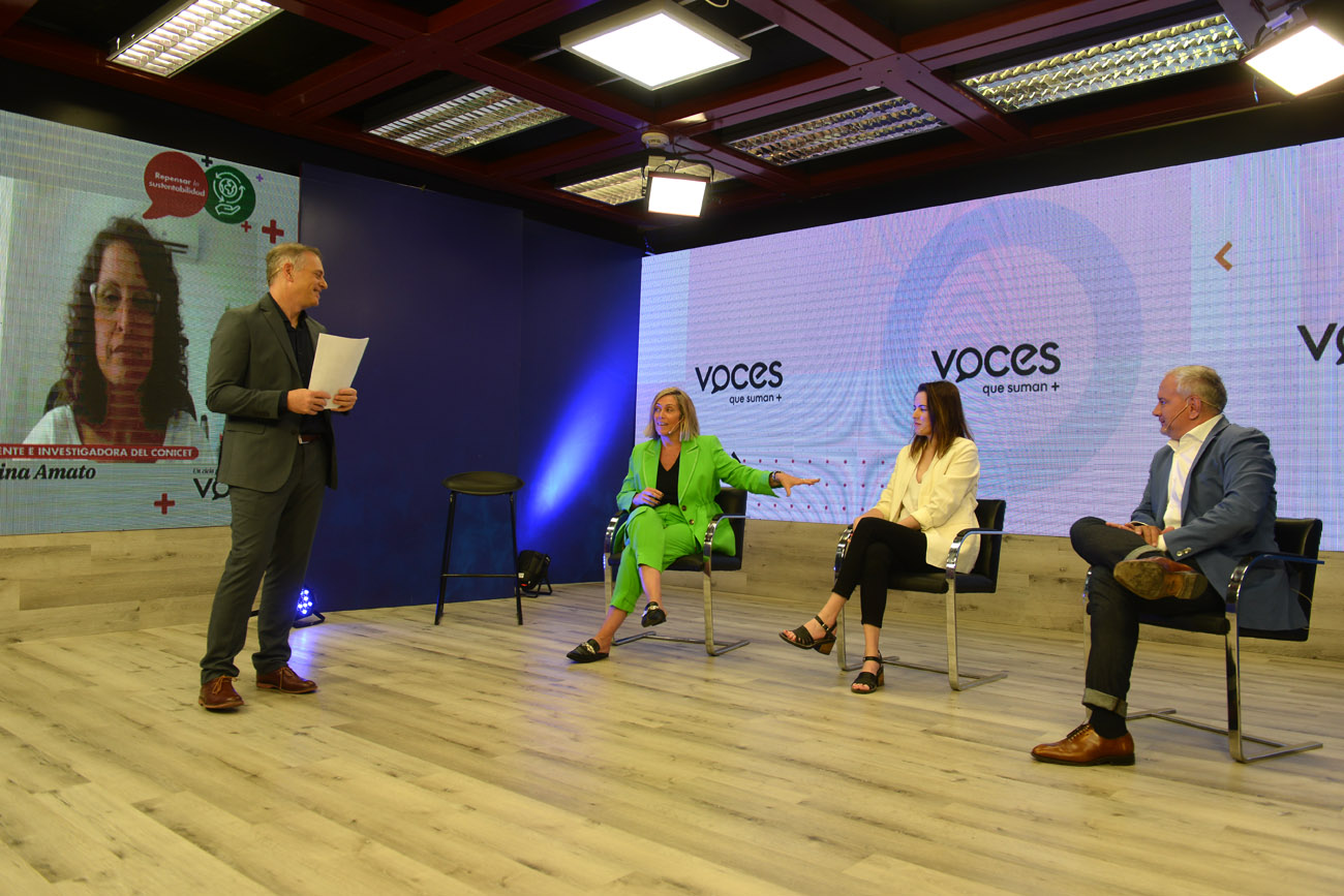 Programa Voces que Suman. Temática: Sustentabilidad. Constanza Ferrer, de Telecom, Belén Daghero, de Holcim, Diego Martín Sabat de Libertad y Celina Amato, de Conicet, por zoom. (Nicolás Bravo / La Voz)