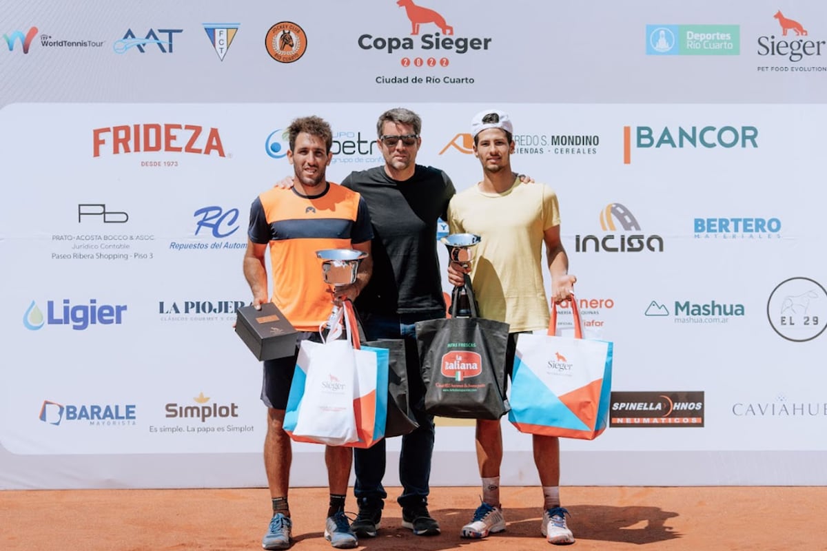 Casanova y Justo reciben sus premios de manos del riocuartense Agustín Calleri, presidente de la Asociación Argentina de Tenis. (Prensa AAT)