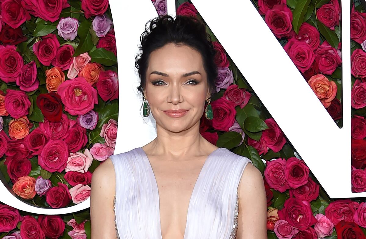 Katrina Lenk llega a la 72a entrega anual de los Premios Tony en el Radio City Music Hallde Nueva York, el domingo 10 de junio de 2018. La actriz se encuentra en la envidiable posición de protagonizar, simultáneamente, "Ozark" y el exitoso musical de Broadway "Company". (AP)