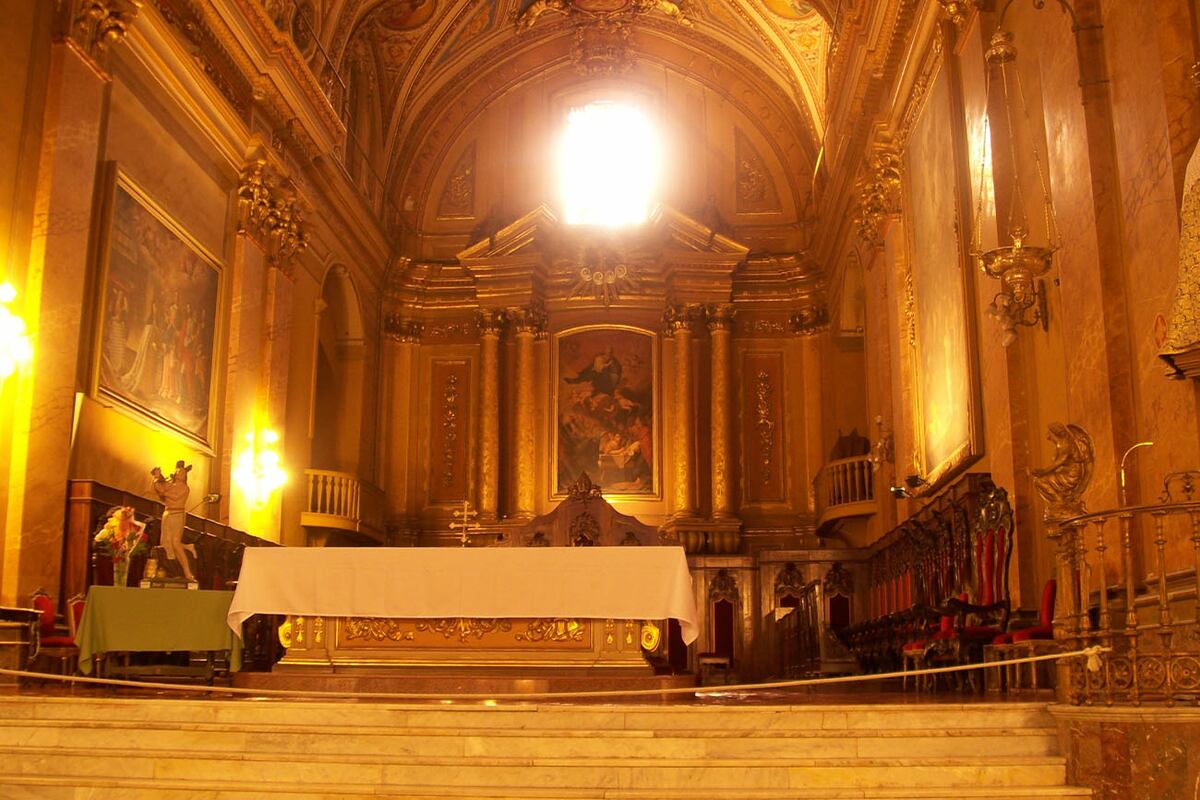 El altar mayor en vez de estar orientado hacia Jerusalén, se encuentra hacia el noroeste. (Wikipedia)