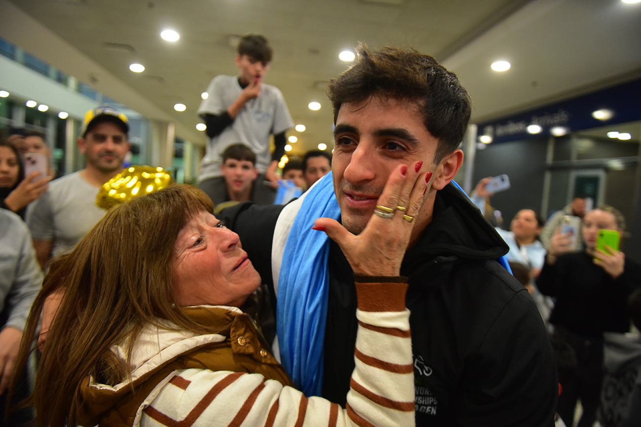 Mateo Espejo, campeón Mundial de BMX 2025, en su arribo a Córdoba junto a su abuela Norma. (José Gabriel Hernández / La Voz)