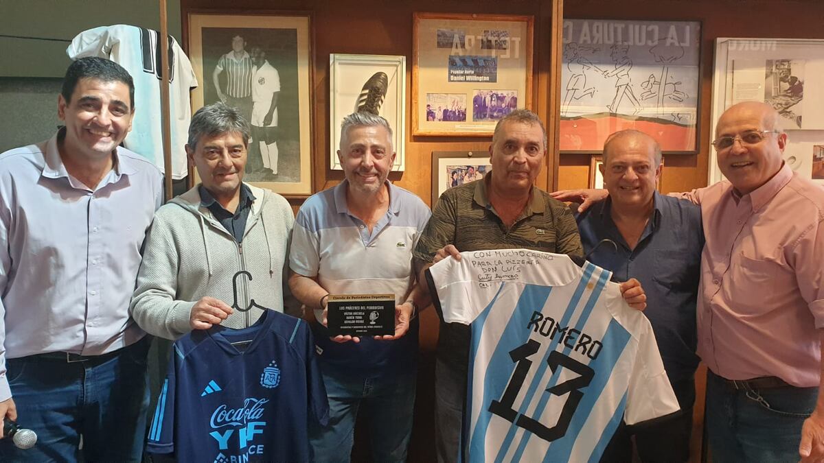 Reconocimiento a periodistas que cubrieron el Mundial Qatar 2022 y a periodistas históricos de Córdoba como Víctor Brizuela, Rubén Torri y Osvaldo Wehbe. También a la familia de "Cuti" Romero. Fue en la pizzería San Luis (Gentileza Pedro Ludicello de la Pizzería San Luis)