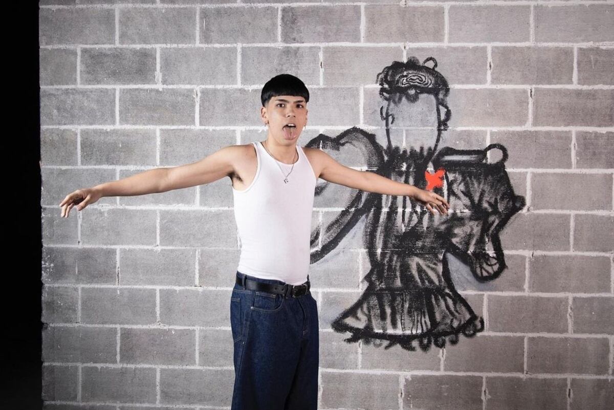 Milo J junto a la imagen que ilustra la tapa de su primer disco, "111". (Instagram @milo.j).