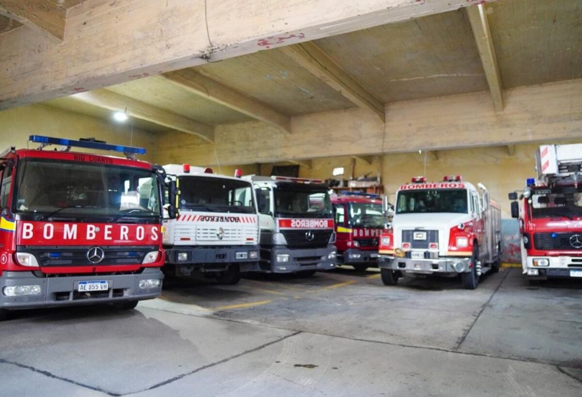 Río Cuarto. Convenio para mejorar escuelas y entrega de la primera cuota a bomberos (Gentileza).