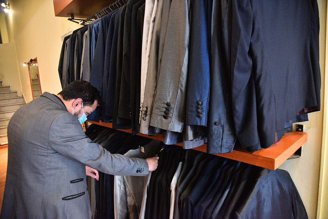 Las restricciones de evento y el teletrabajo conspiraron para que haya buenos números de venta de ropa formal. Foto: Pedro Castillo