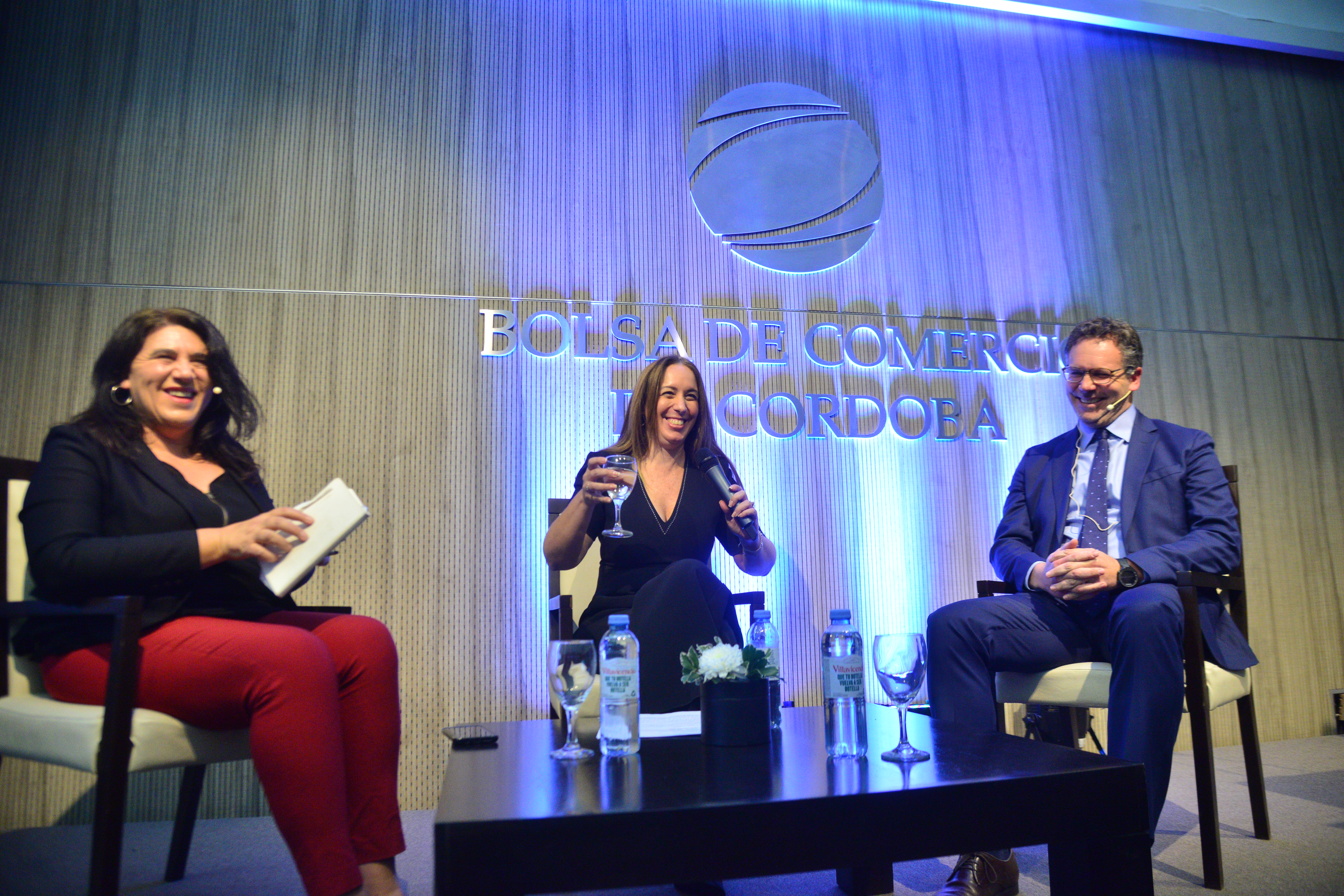 Virginia Guevara, jefa de Política de La Voz, entrevistó ante el público a María Eugenia Vidal y Guido Sandleris luego de sus presentaciones en la Bolsa de Comercio de Córdoba. (Pedro Castillo/La Voz)