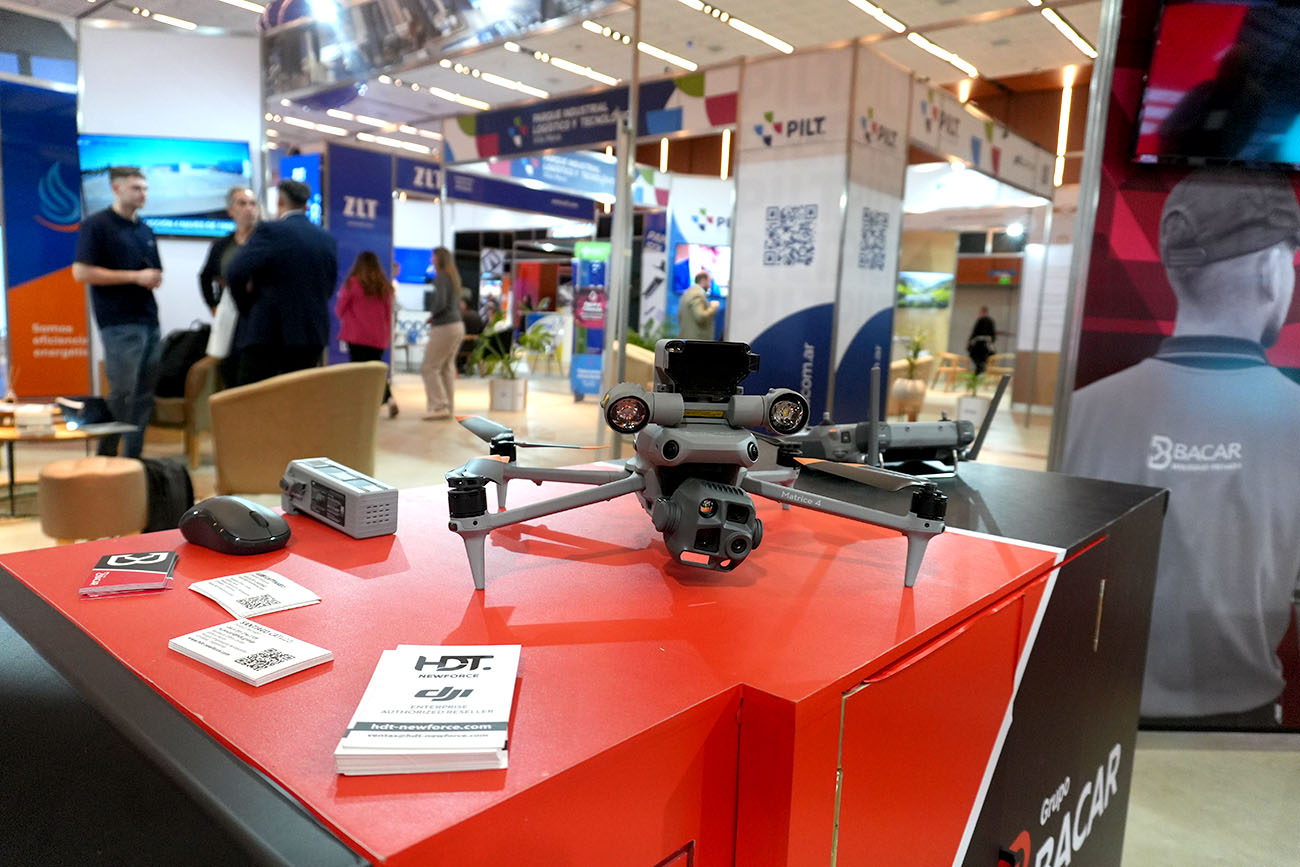 Una de las soluciones más innovadoras que la empresa ofrece para entornos industriales es la vigilancia aérea mediante drones.