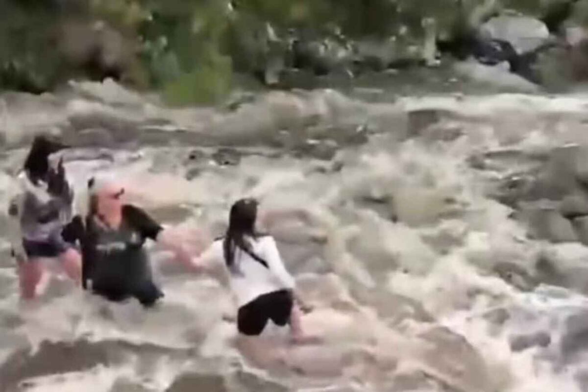 Imágenes en redes sociales mostraron al ministro Juan Álvarez Pinto ingresando al arroyo Los Molles para asistir directamente a las turistas en riesgo. (redes sociales)