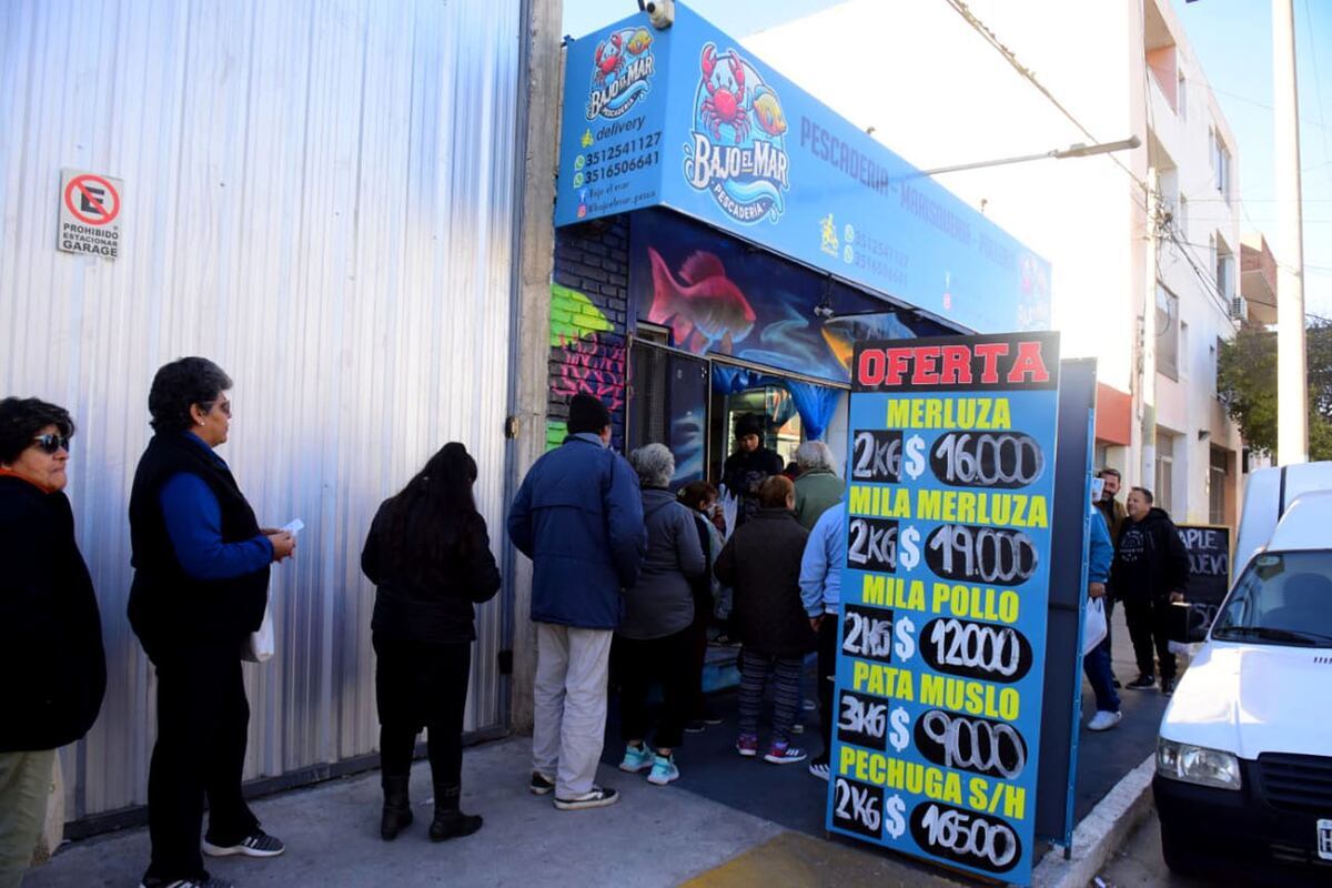Nahuel Murúa es el dueño de la pescadería Bajo del Mar, de barrio San Vicente, que regaló 139 kilos de merluza a jubilados con la mínima. (José Gabriel Hernández / La Voz)