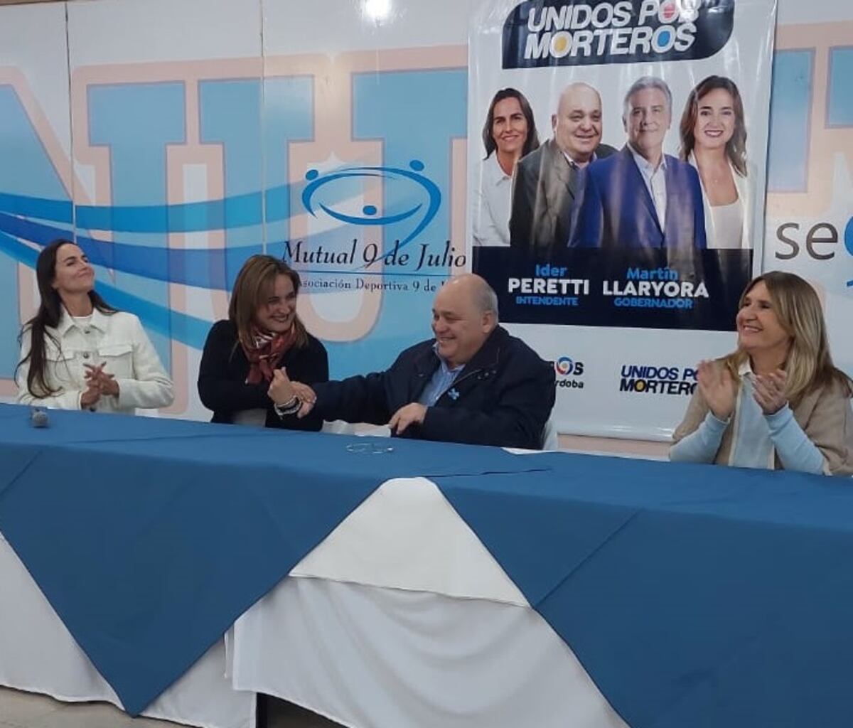 APOYO. La candidata a vicegobernadora Myrian Prunotto, con el candidato a intendente Ider Peretti, en un acto en Morteros. (Facebook LaRadio Cientodosnueve)