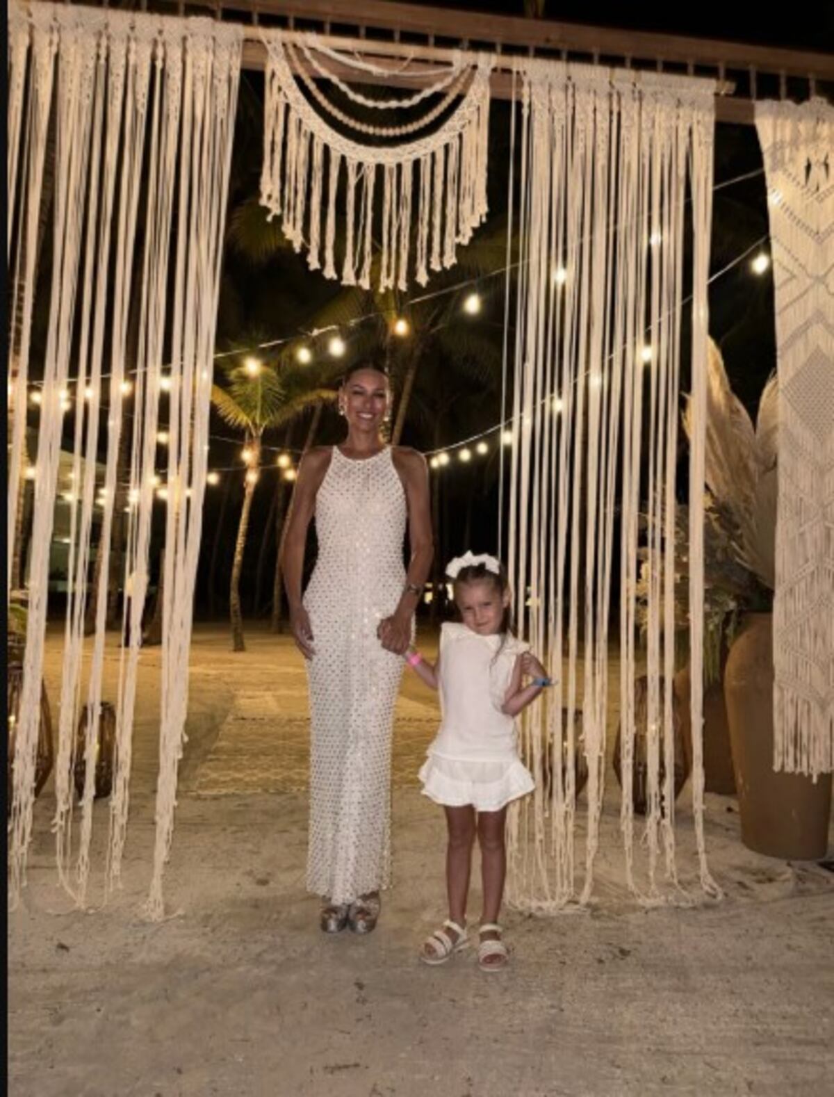 Pampita y Ana García Moritán eligieron un look combinado para disfrutar de la noche caribeña.