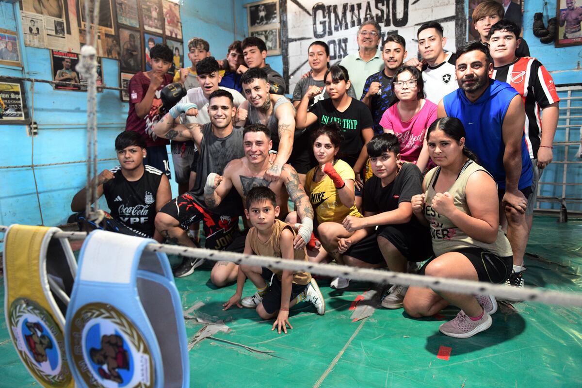 Agustín Sarfatti practica kick boxing en el gimnasio Don Luis de barrio San Lorenzo y es múltiple campeón. (Javier Ferreyra /La Voz)