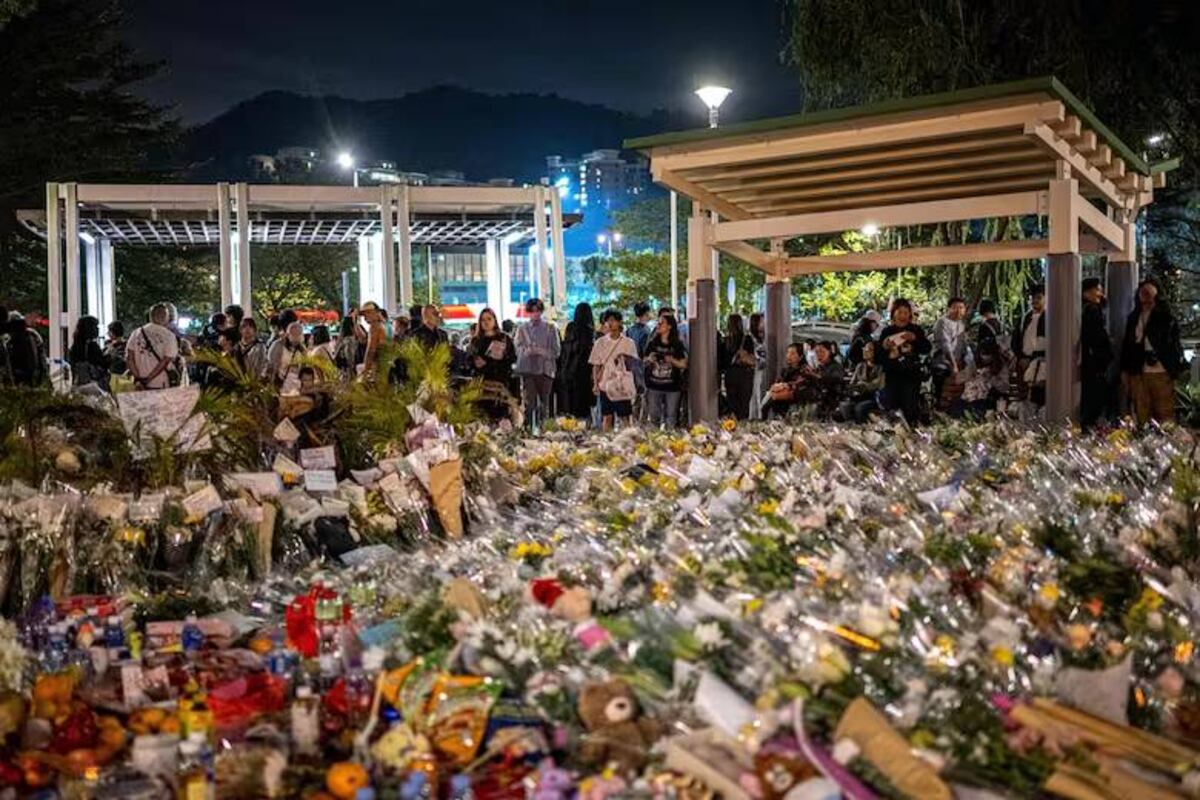 Multitudes rinden homenaje a las víctimas del incendio más letal en décadas en Hong Kong, que dejó al menos 146 muertos. (Foto: PHILIP FONG - AFP).