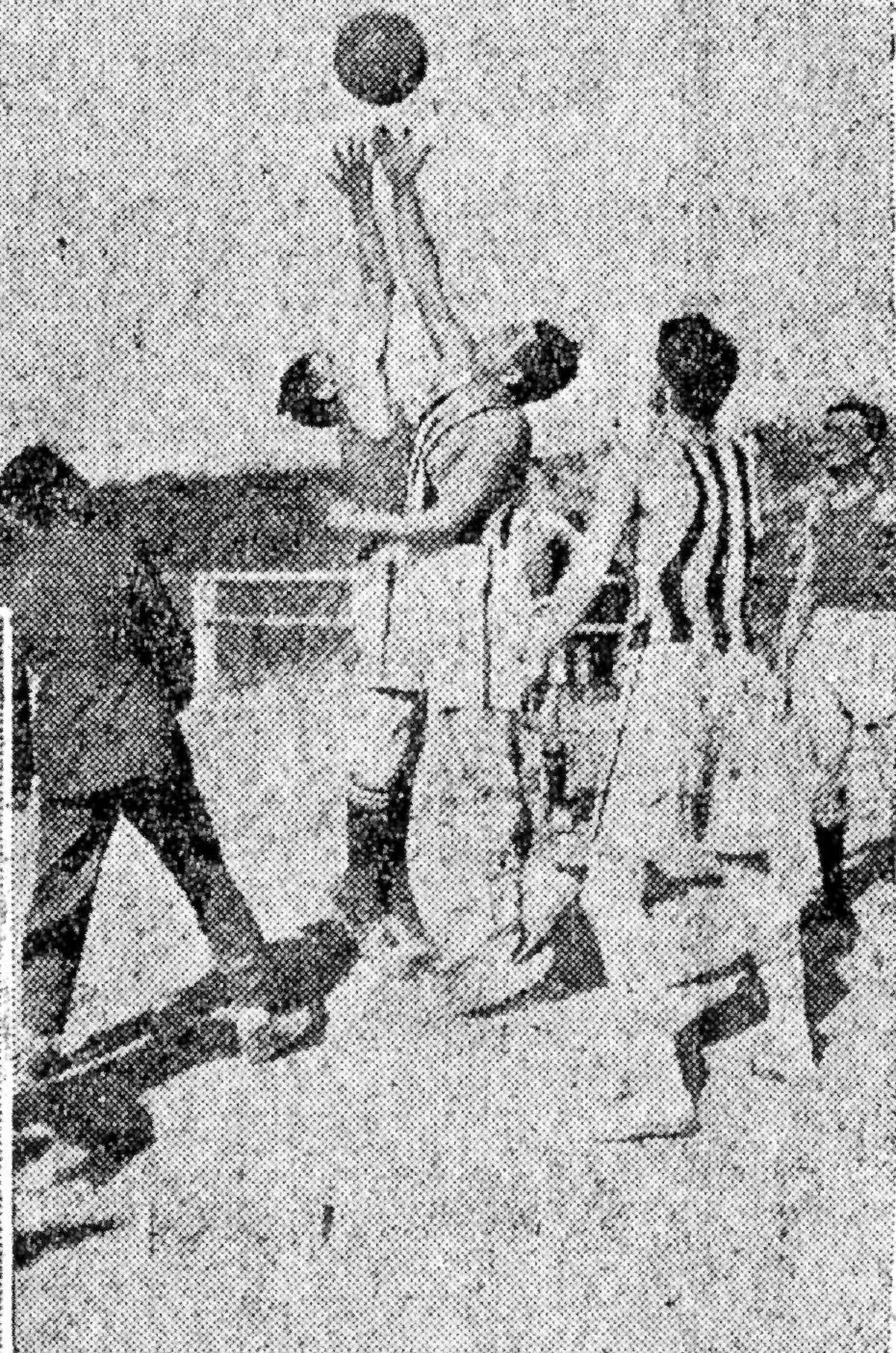 Foto testimonial. Minuto cero del básquet en Córdoba: Salguero (de traje) ya lanzó la pelota al aire para que Talleres y Córdoba Sport Club inicien el primer partido de básquet en Córdoba. (Archivo Gustavo Farías)