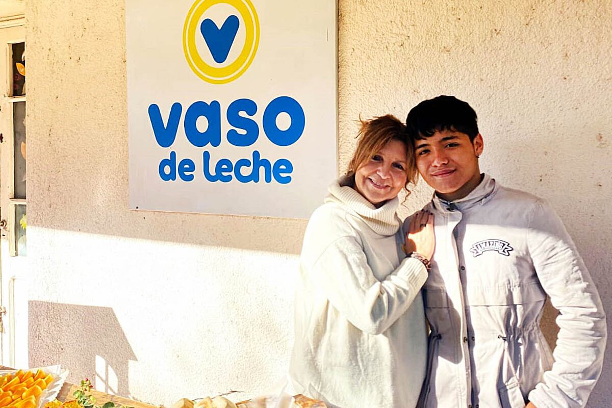 Marcela Hlvach, directora de Vaso, junto a niño dado de alta en CONIN hace 10 años.