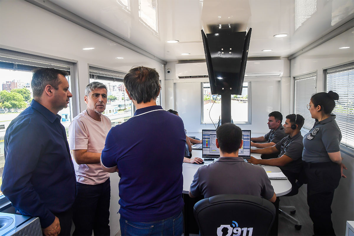 El centro móvil 911 Halcón cuenta con cinco estaciones operativas que permiten supervisar eventos en tiempo real, con imágenes aéreas captadas por drones.