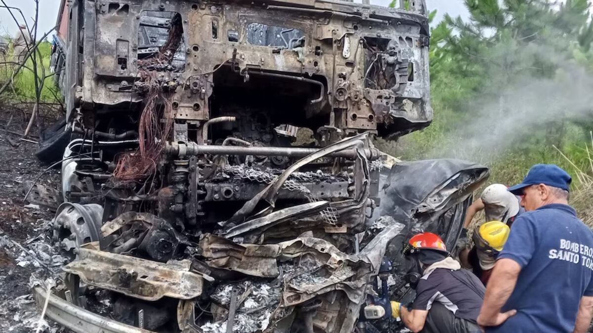 Corrientes: una pareja murió calcinada tras un choque frontal contra un camión (Bomberos Voluntarios Santo Tome Corrientes)