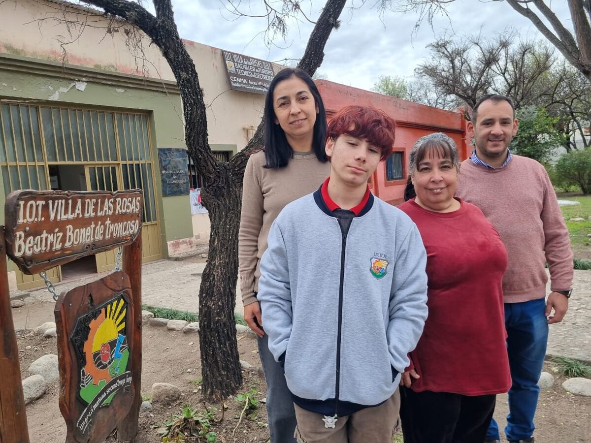 Cahuiñ con su docente Verónica y las autoridades del colegio, Myrian Morales y Juan Córdoba. (La Voz)