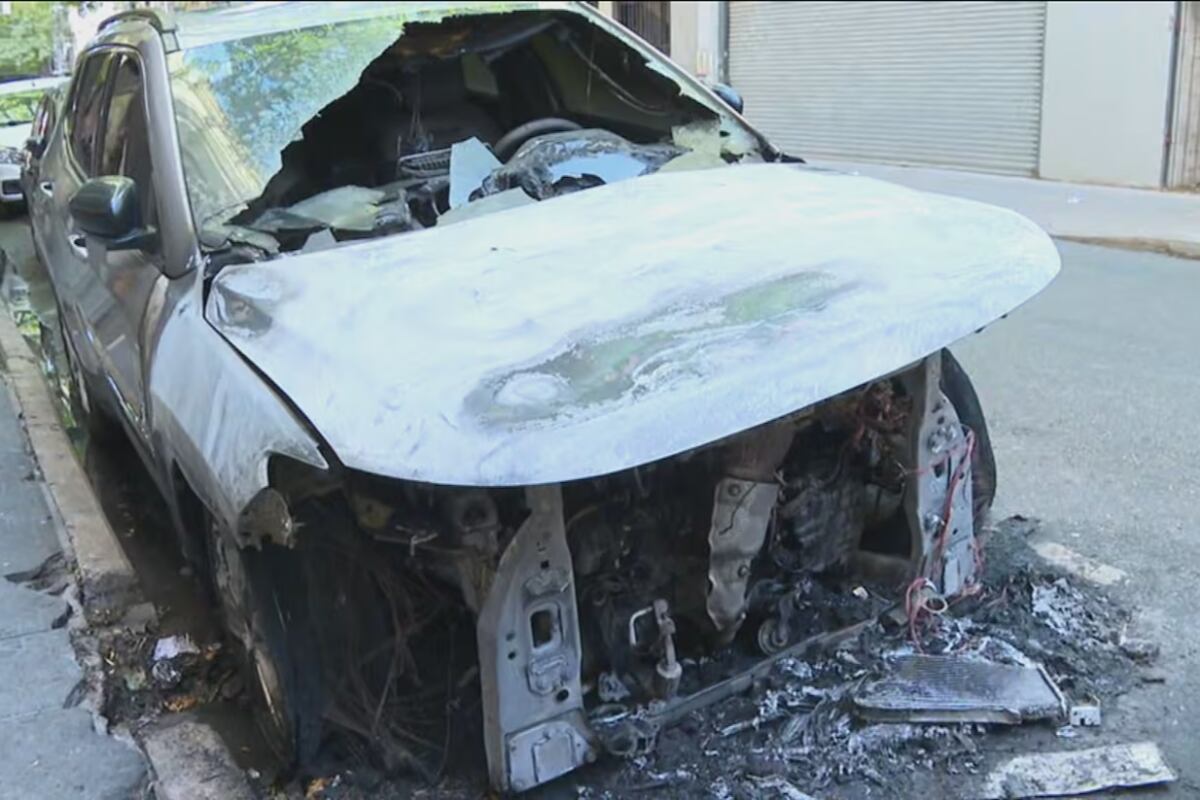 Buenos Aires. Así quedaron los vehículos tras el ataque de quemacoches en Balvanera. (TN)