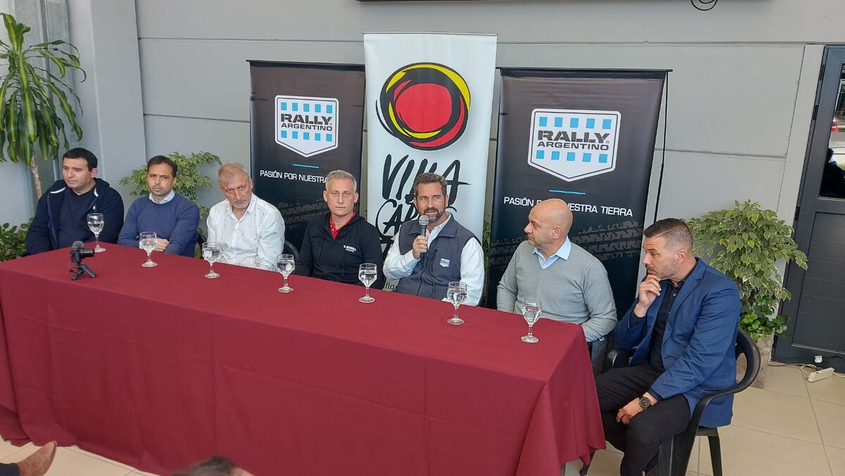 La conferencia en el Estado Arenas de Villa Carlos Paz. La mesa central con los disertantes. (Gentileza de Lus Tortolo).