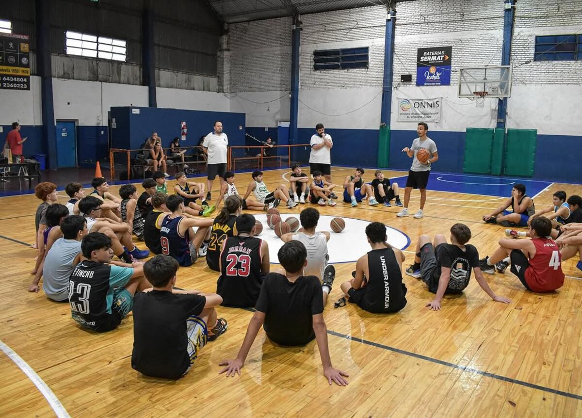 El entrenador Nicolás Casalánguida pasó una jornada con los chicos del club Rieles Argentinos realizando un entrenamiento de fundamentos. (IG Nicolás Casalánguida)