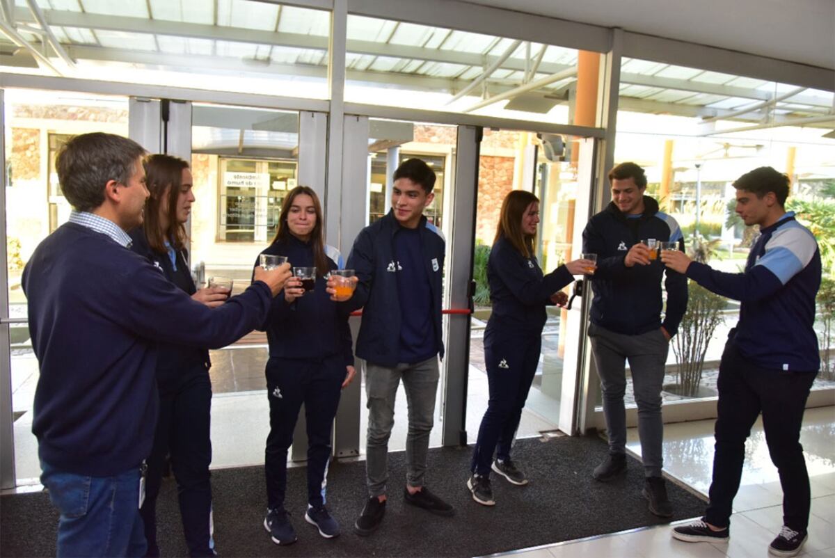 Joaquín Balbis, editor de Mundo D, les agradeció a los medallistas su visita y deseó volver a recibirlos. Amparo Pérez Contreras, Valentina Álamo, Esteban Barrionuevo, Evelin Díaz, Valentín Soler y Faustino Sánchez Valarolo compartieron su alegría en La Voz. (Facundo Luque)