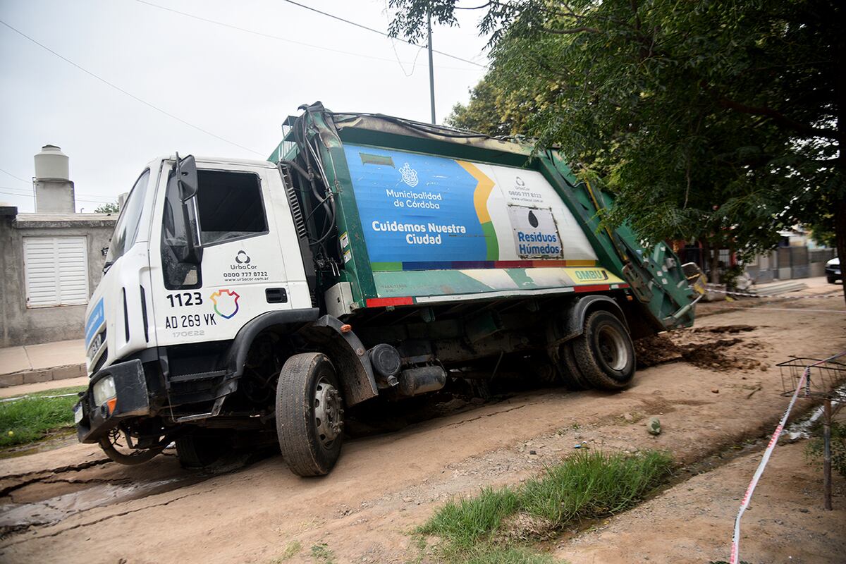 Camión recolector que quedó enterrado en barrio IPV Argüello. (Pedro Castillo / La Voz)