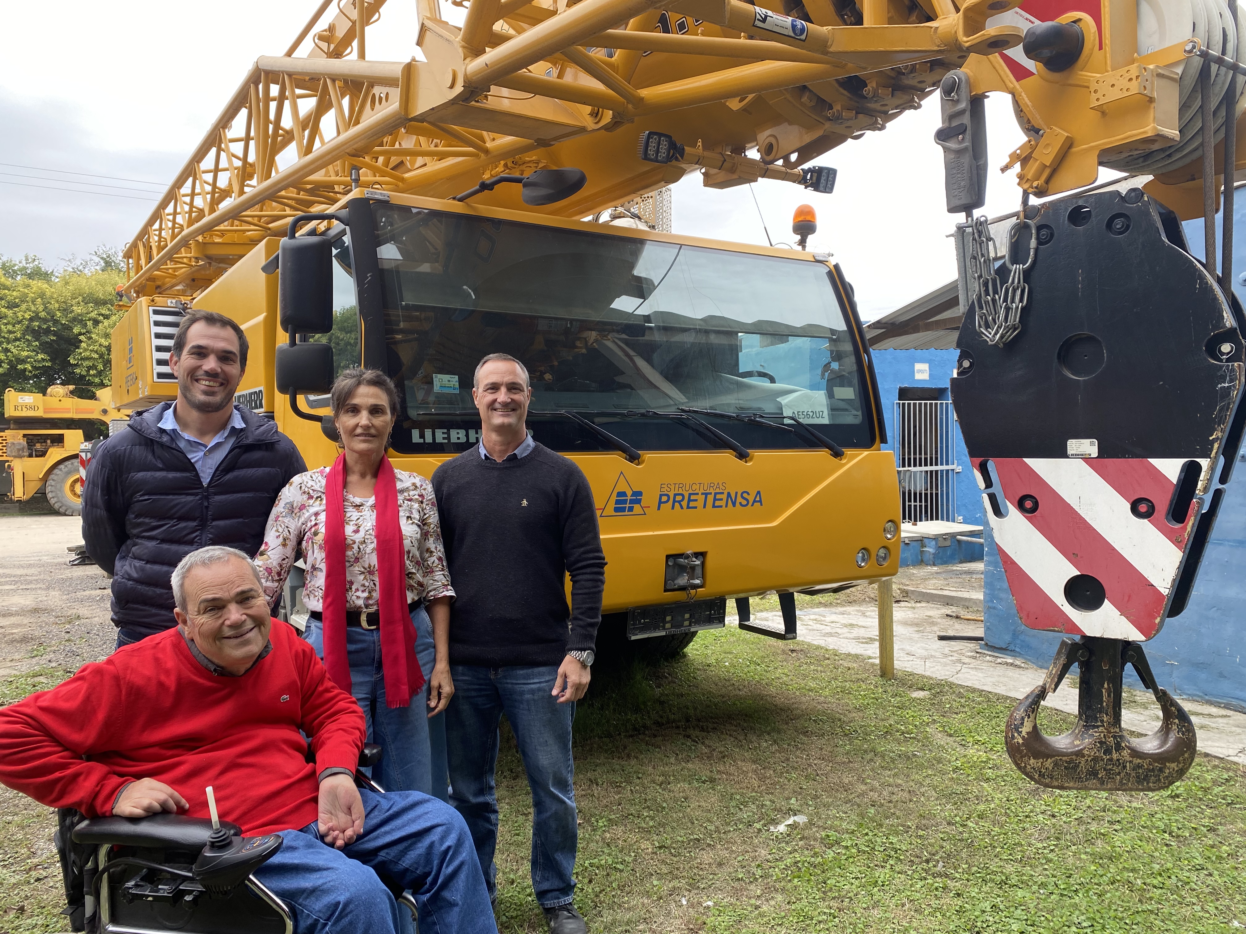 DIRECTORIO FAMILIAR. Los miembros de la familia que integran el directorio de la empresa: Sergio Paschini junto a Lucas, su hijo; y sus hermanos Cecilia y Guillermo. Detrás, una de las grúas más potentes de Pretensa: levanta piezas de hormigón con un peso equivalente hasta el de 130 autos. 