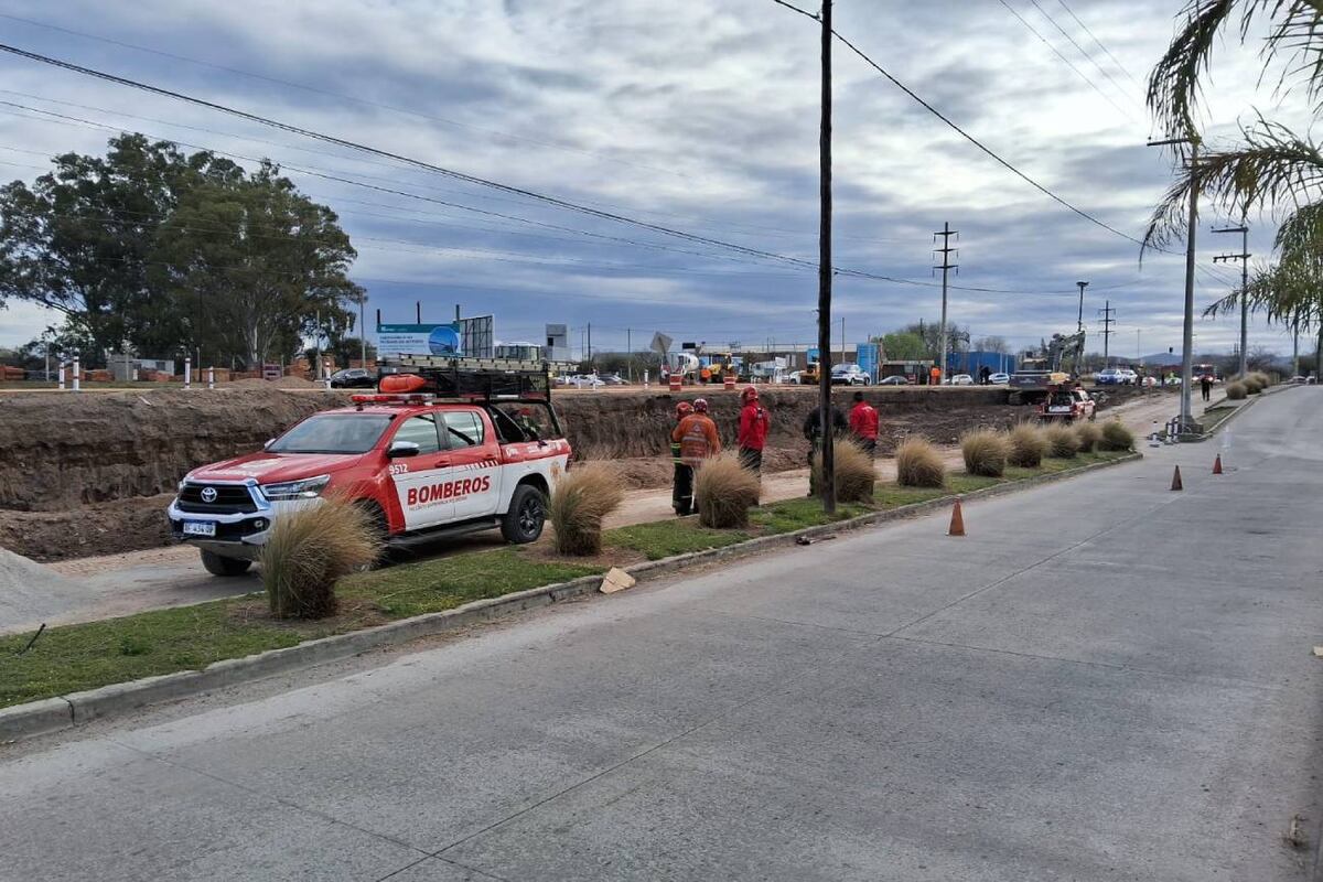 Córdoba. Fuga de gas por la rotura de un caño frente al Villa Allende Shopping. (Policía)