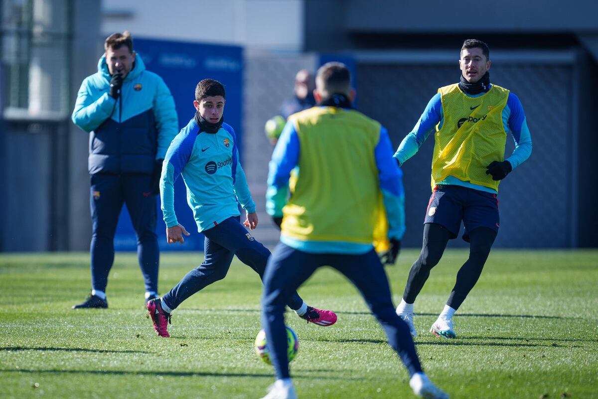 Lucas Román entrenando con el plantel profesional del Barcelona de España. (Prensa Barcelona).