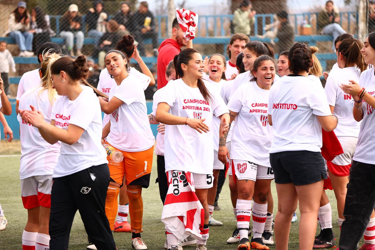 Mayra Oliva es la capitana de Instituto, que salió campeón del Torneo Apertura de LCF. (Gentileza Instagram @juanjotapablo / Juan Pablo Luna).