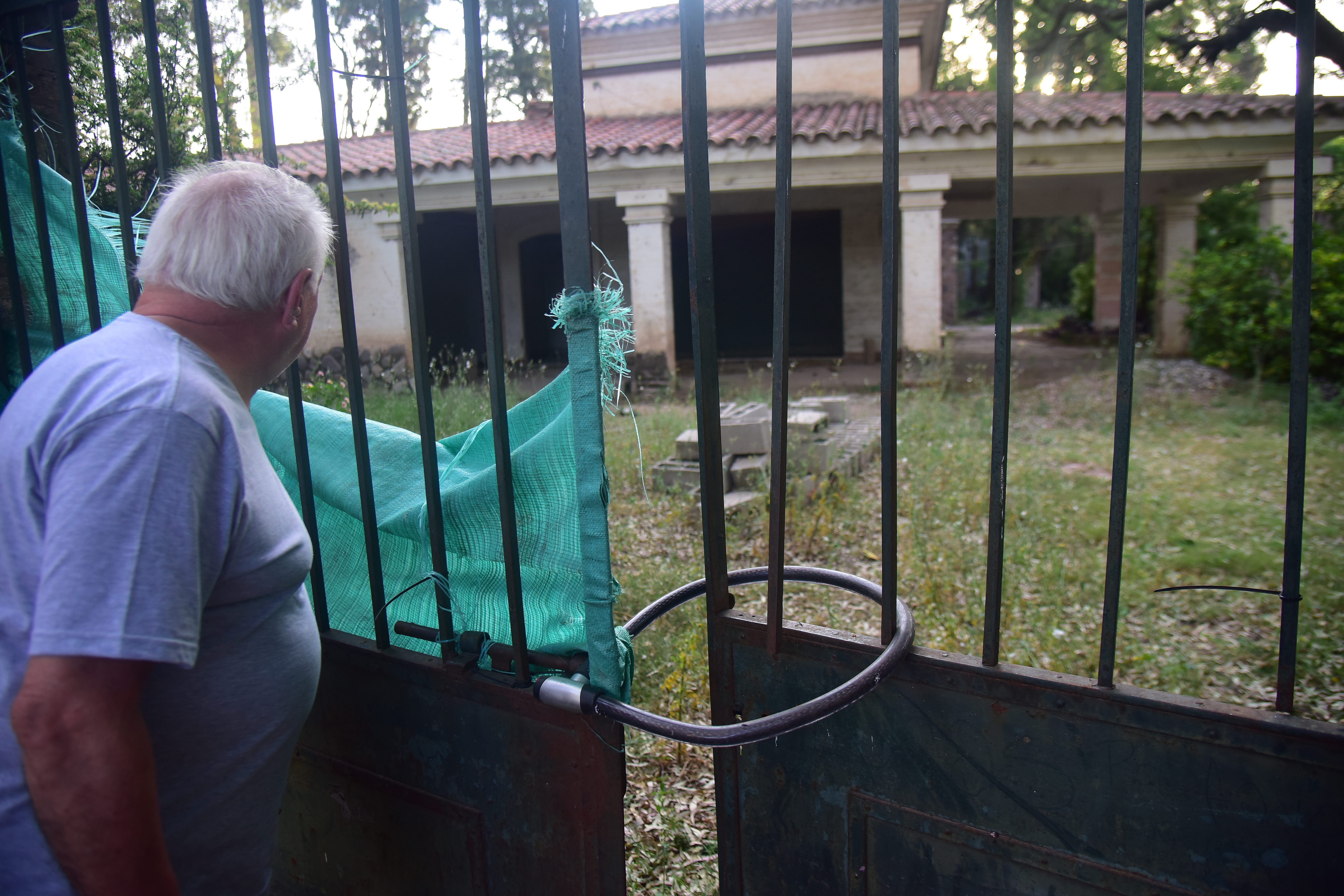Un grupo de vecinos de barrio Jardín Espinosa en zona sur de la ciudad se quejan de un amparo que no les permite vender sus casas por una prohibición de demoler o construir. (Javier Ferreyra / La Voz)