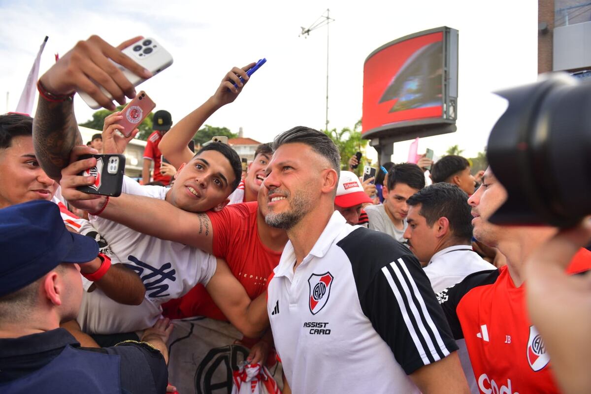 Locura en Córdoba por River. (José Gabriel Hernández / La Voz)
