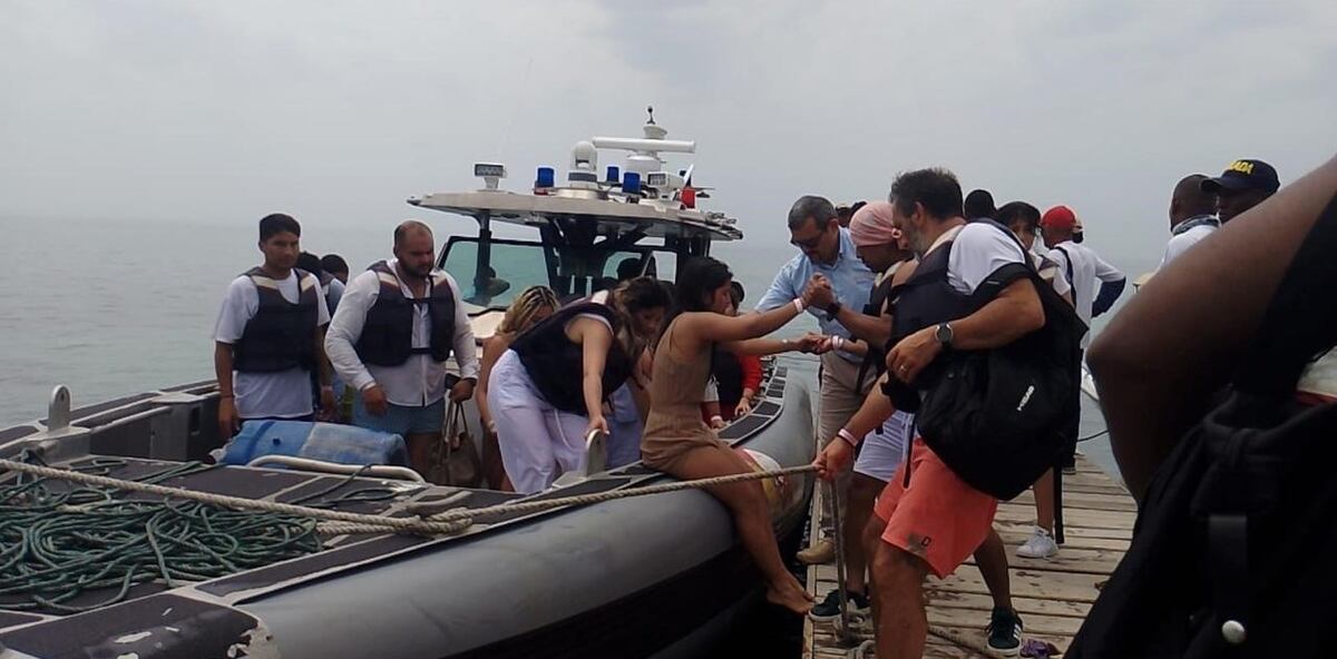 Los turistas a la espera de ser rescatados en pleno Mar Caribe. (Clarín)