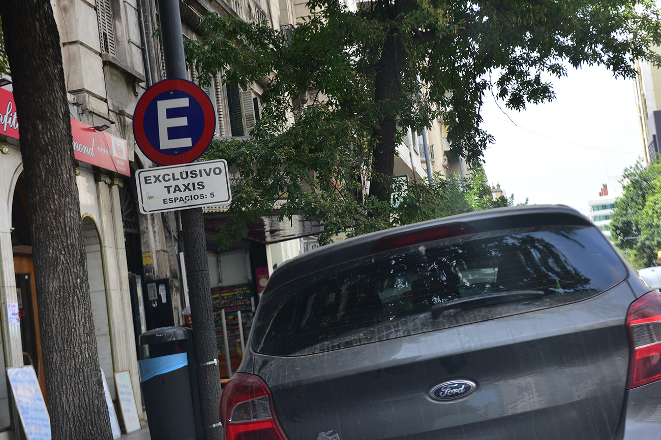 Autos mal estacionados, lugares prohibidos para estacionar. (José Gabriel Hernández / La Voz)