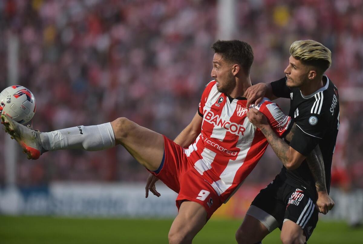 Nicolás Mazzola en acción en el cotejo ante Riestra. (Facundo Luque / La Voz)