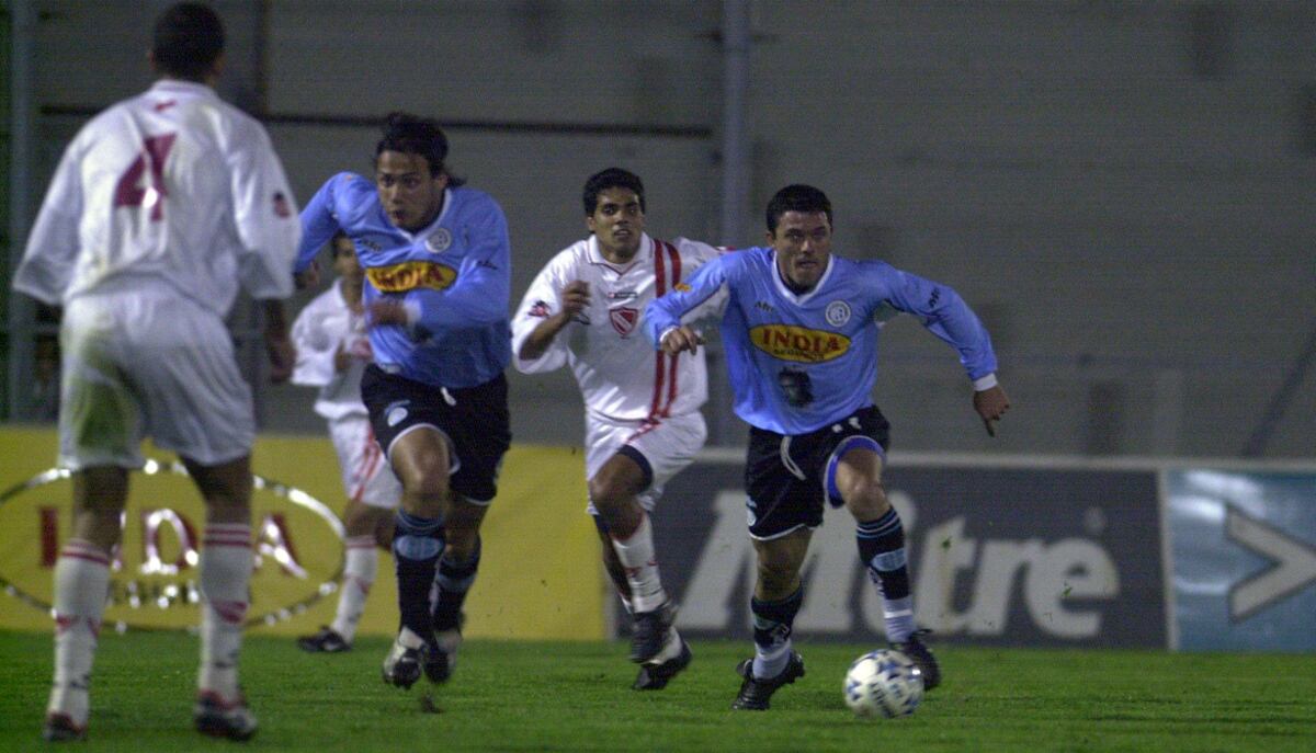 Gorostidi con la mítica remera que Belgrano usó en 2002 (Foto: Archivo / La Voz).