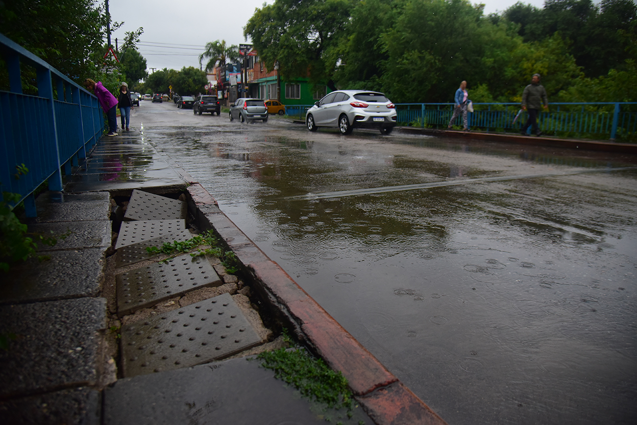 Rotura de la senda peatonal en el puente El Tronador. (Foto: Pedro Castillo / La Voz)