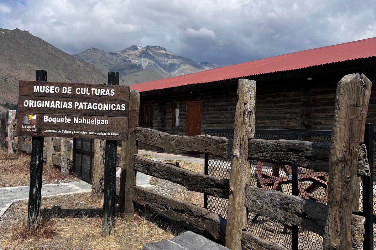 Al final del recorrido se llega a la comunidad originaria mapuche tehuelche de Nahuelpan donde se pueden adquirir artesanías , se puede tomar algo caliente con una torta frita caliente y también visitar el Museo de Culturas originarias.
Al final del recorrido se llega a la comunidad originaria mapuche tehuelche de Nahuelpan donde se pueden adquirir artesanías , se puede tomar algo caliente con una torta frita caliente y también visitar el Museo de Culturas originarias.
(foto: Mariángeles Samamé)
