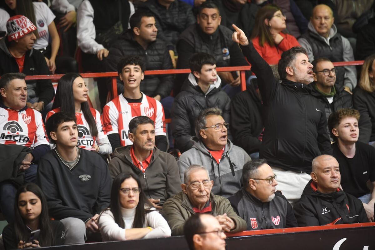 El Sandrín a pleno para apoyar a Instituto en su partido ante Olímpico de La Banda, por el quinto partido de la serie semifinal de la Liga Nacional. (Javier Ferreyra / La Voz)