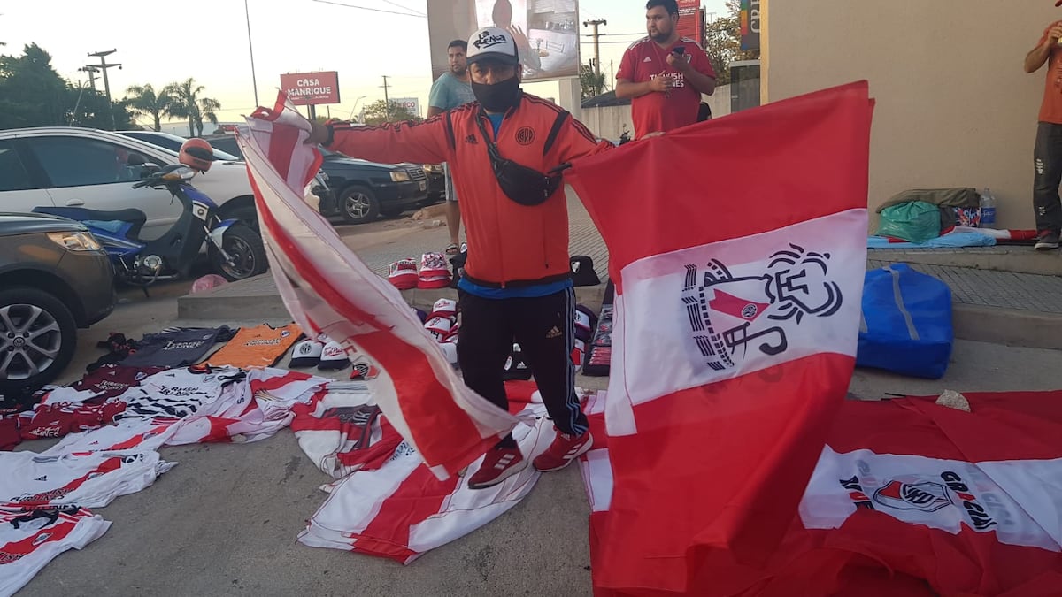 Vendedor de banderas de River en la puerta del hotel donde se concentra el equipo de Marcelo Gallardo. (José Gabriel Hernández)