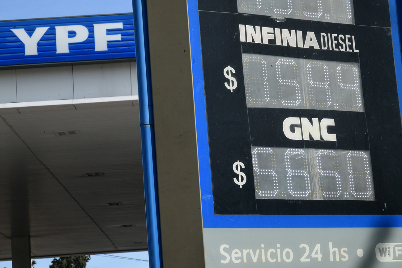 Baja el GNC en YPF a $ 565. Estación de Vélez Sársfield al 3474. (Ramiro Pereyra/La Voz)
