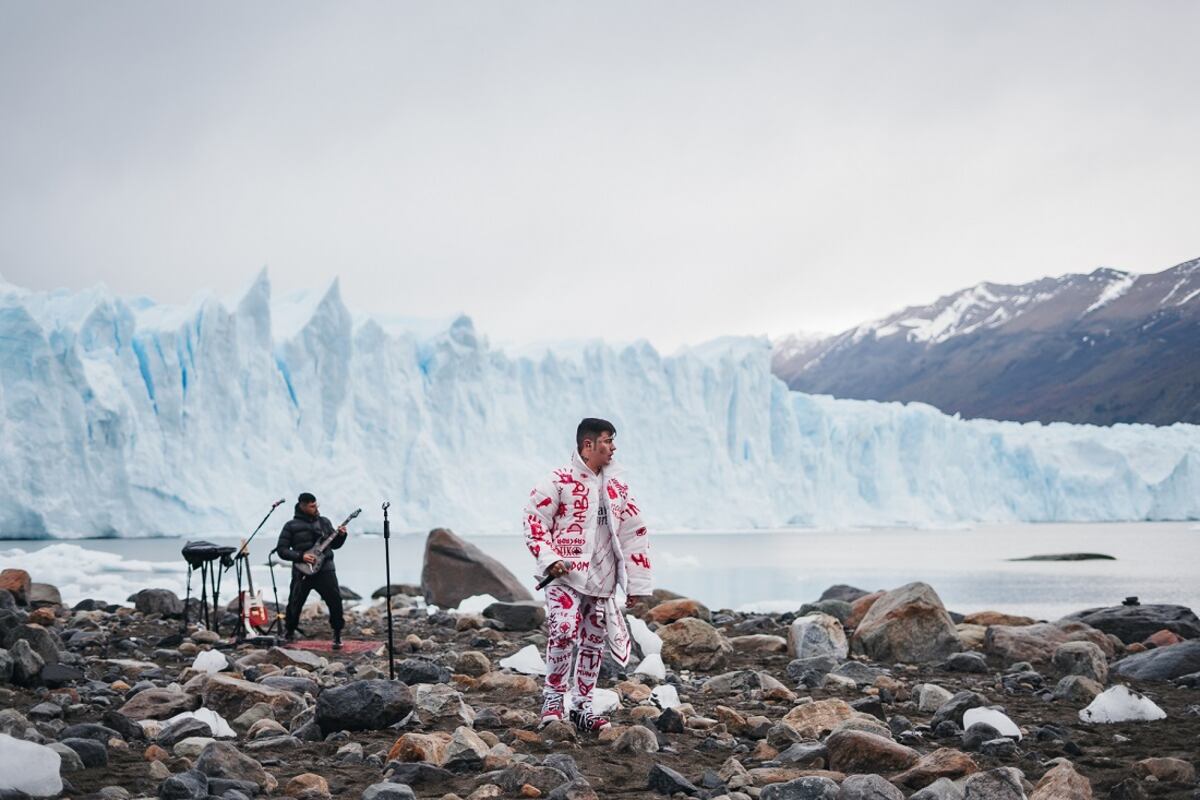 El cantante junto a su productor Yesan y con el imponente glaciar de fondo. (Gentileza @mazza.ph).