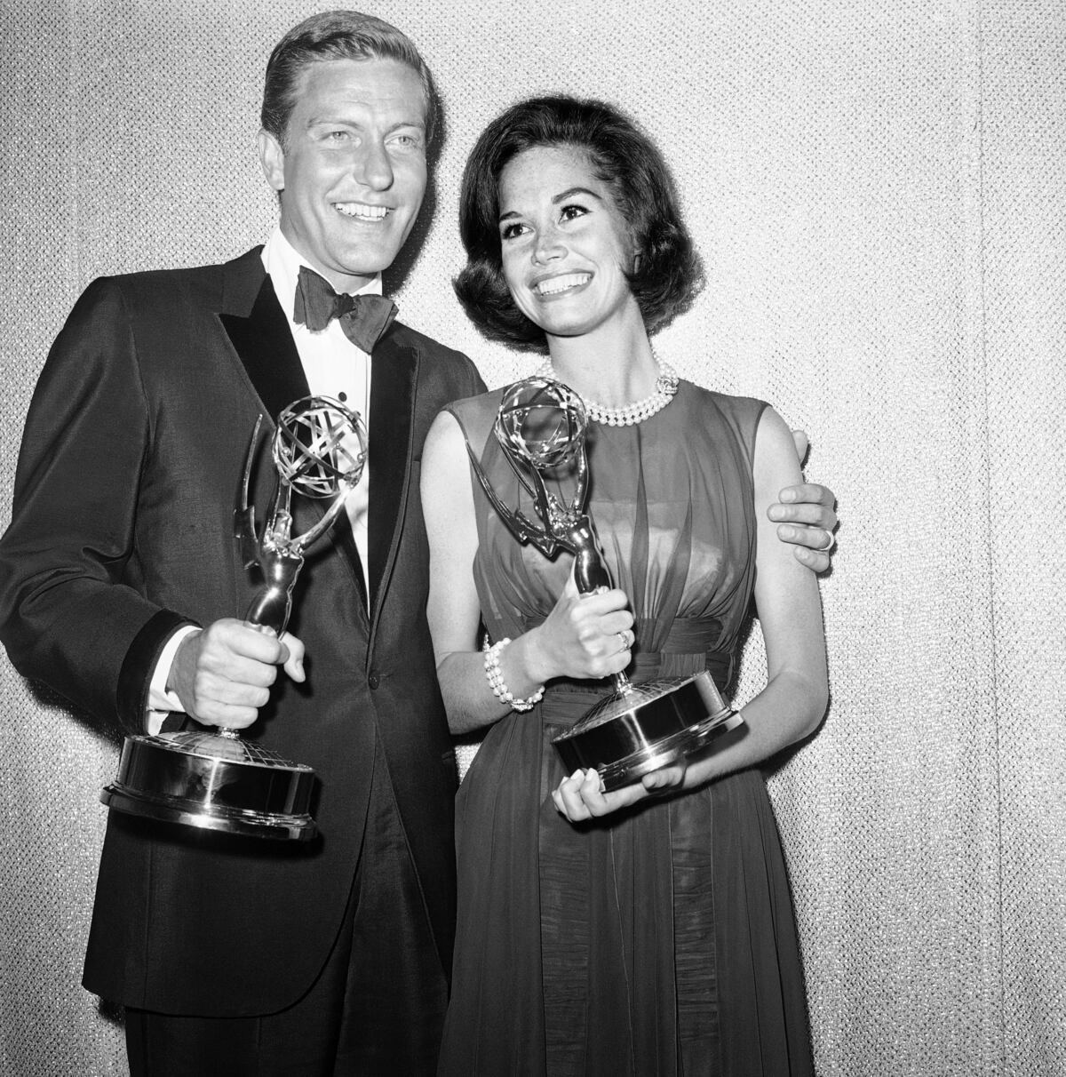 Esta foto de archivo del 25 de mayo de 1964 muestra a Dick Van Dyke y Mary Tyler Moore, coprotagonistas de "The Dick Van Dyke Show". Se tomó en el Palladium de Los Ángeles durante 16.ª edición de los Emmy. (AP)
