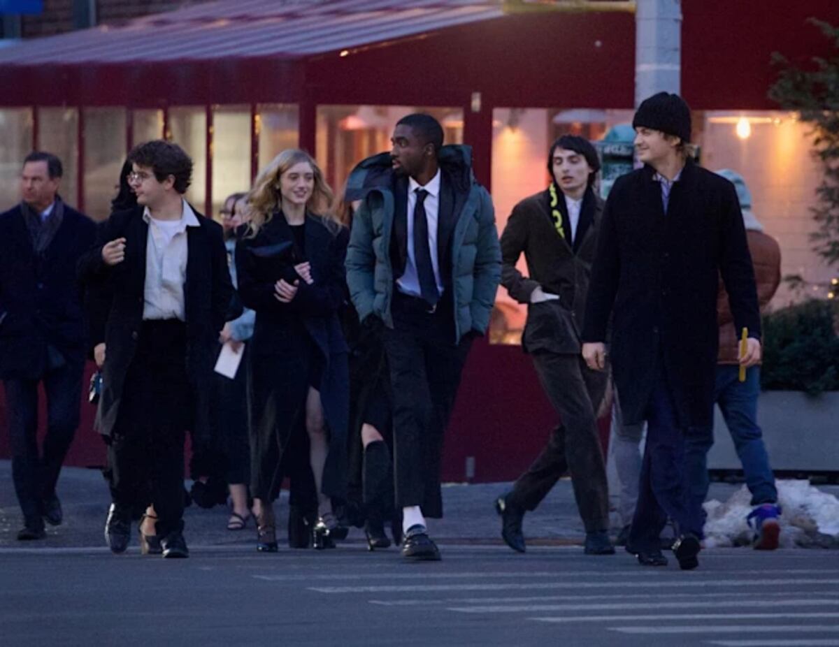 Los actores de Stranger Things estuvieron presentes en el día especial de su compañera de elenco. (Foto: People)