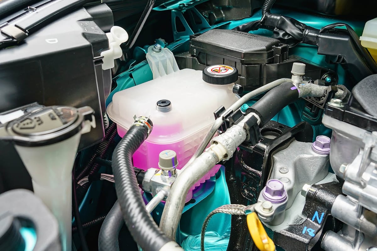 Rellenar el sistema de refrigeración con agua convencional promueve fenómenos de corrosión y su uso en forma pura puede afectar las distintas partes del circuito. De ahí la importancia de usar el líquido refrigerante que sugiere el fabricante.