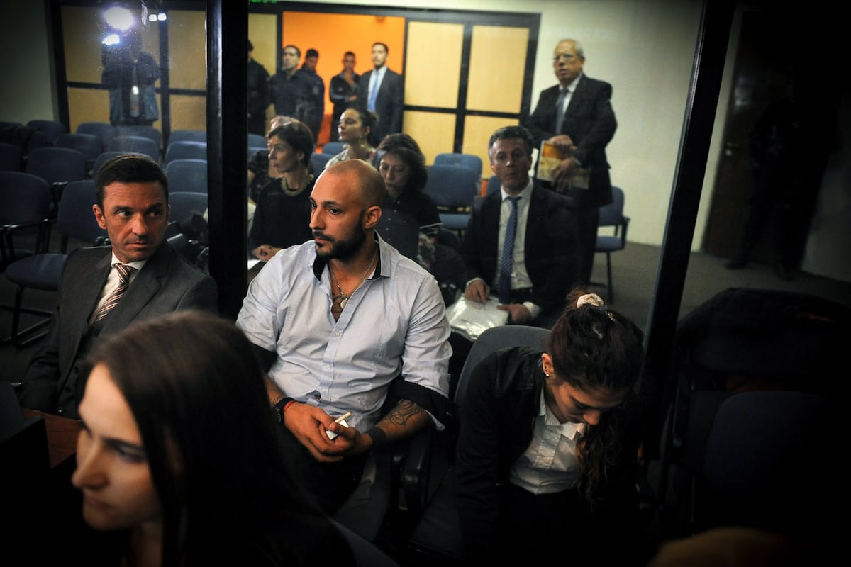 La Cámara Federal de Casación Penal confirmó este miércoles la condena a Cristina Fernández de Kirchner a 6 años de prisión y la inhabilitación perpetua para ejercer cargos públicos que dictó el Tribunal Federal Oral N°2, en la causa que se conoce como “Vialidad” y en la que se la declaró culpable del desvío de fondos de la obra pública en Santa Cruz a favor de Lázaro Báez.