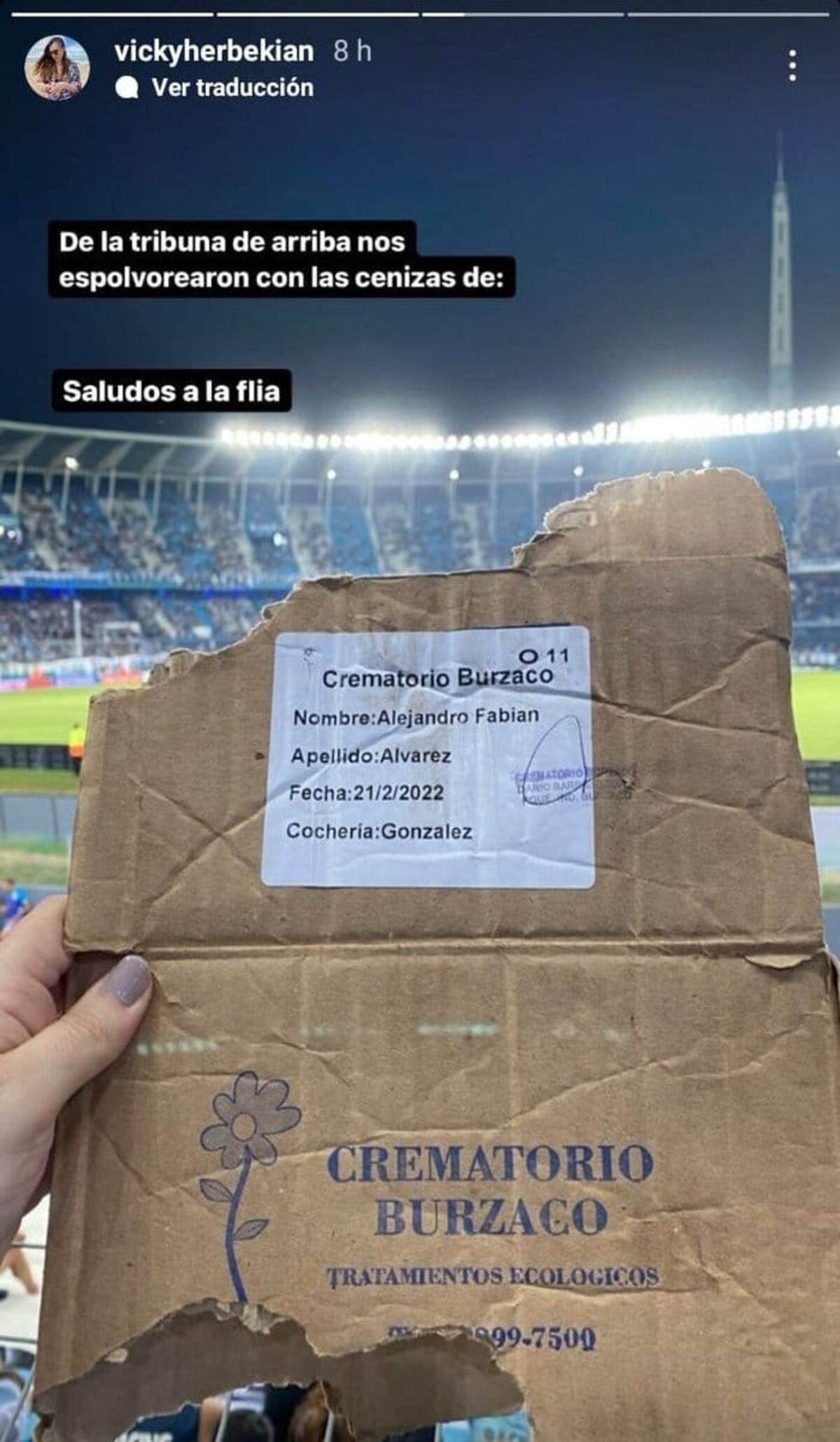 El familiar de un hincha tiró todo, las cenizas y hasta la caja. (Twitter / @vhkian)
