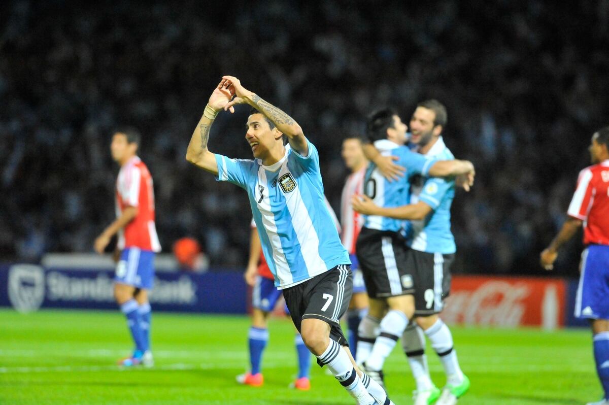 Di María en distintas visitas para jugar en Córdoba. (Archivo).