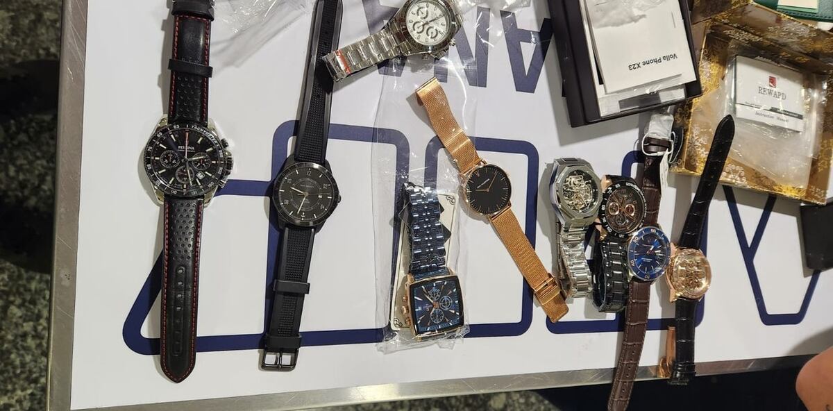 Relojes secuestrados en el aeropuerto Ambrosio Taravella.